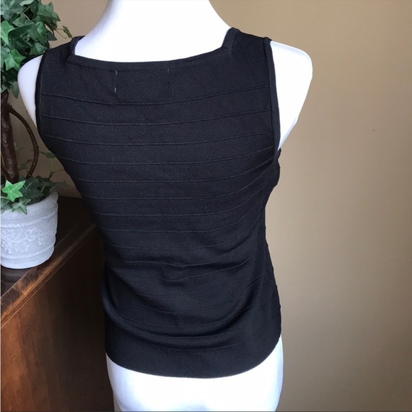 LIKE NEW black ribbed horizontal detail shell sleeveless top. - Picture 2 of 4